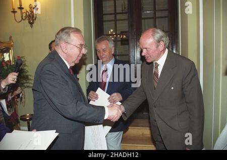 Warszawa 21.05.1993. W pa³acyku MSZ przy ulicy Foksal wrêczono nagrotty Ministerstwa Spraw Zagranicznych RP za propagowanie kultury polskiej za granic¹. ministro spraw zagranicznych Krzysztof Skubiszewski (L), twórca polskich zespo³ów artystycznych na Litwie W³adys³aw Korkuæ (P), w g³êbi kompozytor Henryk Miko³aj Górecki. ka PAP/Adam Urbanek Varsavia 21 maggio 1993. Premi del Ministero degli Esteri Polacco per la promozione culturale polacca all'estero che sono stati consegnati al Palazzo del Ministero degli Esteri in via Foksal. Nella foto: Ministro degli Esteri Krzysztof Skubiszewski (a sinistra), primo motore del polacco Foto Stock