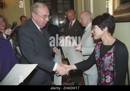 Warszawa 21.05.1993. W pa³acyku MSZ przy ulicy Foksal wrêczono nagrotty Ministerstwa Spraw Zagranicznych RP za propagowanie kultury polskiej za granic¹. ministro spraw zagranicznych Krzysztof Skubiszewski (L), Dyrektor oficyny wydawniczej Aneks z Wielkiej Brytanii Nina Smolal (P). W g³êbi ksiêgarz Edmund Neustein (2P), twórca polskich zespo³ów artystycznych na Litwie W³adys³aw Korkuæ (3P). ka PAP/Adam Urbanek Varsavia 21 maggio 1993. Premi del Ministero degli Esteri Polacco per la promozione culturale polacca all'estero che sono stati consegnati al Palazzo del Ministero degli Esteri in via Foksal. Nella foto: Straniero Foto Stock