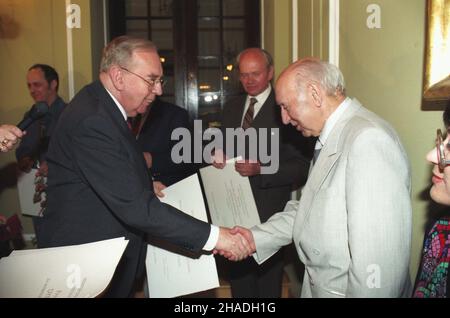 Warszawa 21.05.1993. W pa³acyku MSZ przy ulicy Foksal wrêczono nagrotty Ministerstwa Spraw Zagranicznych RP za propagowanie kultury polskiej za granic¹. ministro spraw zagranicznych Krzysztof Skubiszewski (L), ksiêgarz Edmund Neustein (P), w g³êbi twórca polskich zespo³ów artystycznych na Litwie W³adys³aw Korkuæ. ka PAP/Adam Urbanek Varsavia 21 maggio 1993. Premi del Ministero degli Esteri Polacco per la promozione culturale polacca all'estero che sono stati consegnati al Palazzo del Ministero degli Esteri in via Foksal. Nella foto: Il Ministro degli Esteri Krzysztof Skubiszewski (a sinistra), il libraio Edmund Neustein (ri Foto Stock