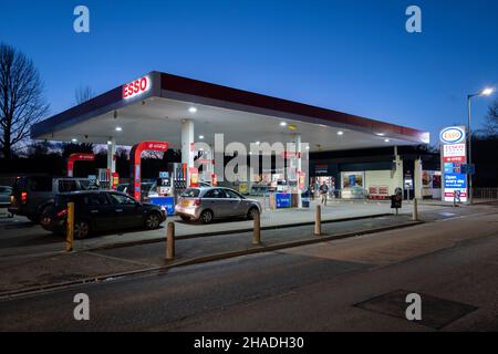 Vista serale di una stazione di benzina esso a Hertfordshire, Inghilterra. Foto Stock