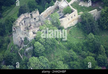 Odrzykoñ 06,1993. Widok z samolotu na zamek Kamieniec, Ruiny gotyckiej XIV-wiecznej, rozbudowanej w stylu renesansowym w XVI wieku budowli. zamek wysoki. mw PAP/Jerzy Paszkowski Dok³adny dzieñ wydarzenia nieustalony. Odrzykon 1993 giugno. Vista a volo d'uccello delle rovine del castello Kamieniec, il castello gotico del 14th secolo, ricostruito in stile rinascimentale nel 16th secolo. Sulla sinistra il cosiddetto castello alto. mw PAP/Jerzy Paszkowski evento giorno sconosciuto Foto Stock