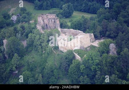 Odrzykoñ 06,1993. Widok z samolotu na zamek Kamieniec, Ruiny gotyckiej XIV-wiecznej, rozbudowanej w stylu renesansowym w XVI wieku budowli. zamek wysoki. mw PAP/Jerzy Paszkowski Dok³adny dzieñ wydarzenia nieustalony. Odrzykon 1993 giugno. Vista a volo d'uccello delle rovine del castello Kamieniec, il castello gotico del 14th secolo, ricostruito in stile rinascimentale nel 16th secolo. Sulla sinistra il cosiddetto castello alto. mw PAP/Jerzy Paszkowski evento giorno sconosciuto Foto Stock