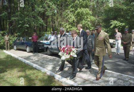 Borne Sulinowo 05.06.1993. Uroczystoœæ symbolicznego otwarcia bram miasta Borne Sulinowo, wyjêtego spod polskiej jurysdykcji i zajêtego przez Armiê Czerwon¹ do paŸdziernika 1992 roku, przekazanego ponownie polskiej administrracji po wycofaniu wojsk radzieckich. WicePremier RP Henryk Goryszewski sk³ada wieniec na miejscowym cmentarzu. ka PAP/Jerzy Undro Borne Sulinowo 05 giugno 1993. La cerimonia simbolica apertura delle porte a Borne Sulinowo, estratto dalla giurisdizione polacca e occupato dall'Armata Rossa fino all'ottobre 1992, quando fu rivolta alle autorità civili polacche a poppa Foto Stock