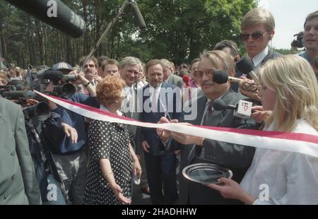 Borne Sulinowo 05.06.1993. Uroczystoœæ symbolicznego otwarcia bram miasta Borne Sulinowo, wyjêtego spod polskiej jurysdykcji i zajêtego przez Armiê Czerwon¹ do paŸdziernika 1992 roku, przekazanego ponownie polskiej administrracji po wycofaniu wojsk radzieckich. NZ. WicePremier RP Henryk Goryszewski przecina wstêgê. ka PAP/Jerzy Undro Borne Sulinowo 05 giugno 1993. La cerimonia simbolica apertura delle porte a Borne Sulinowo, estratto dalla giurisdizione polacca e occupato dall'Armata Rossa fino all'ottobre 1992, quando fu rivolta alle autorità civili polacche dopo il ritiro di così Foto Stock