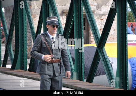 Ricostruzione storica dell'occupazione italiana a Rijeka, legionaires soldato italiano che cammina attraverso il ponte Foto Stock