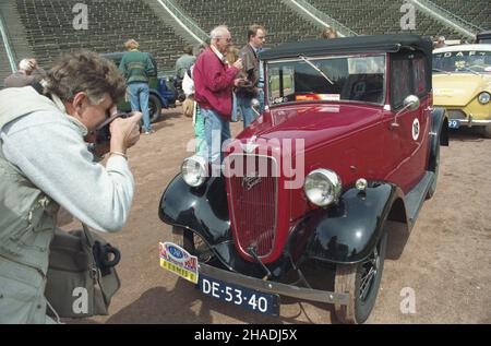 Warszawa 12.07.1993. I Miêdzynarodowy Rajd Dooko³a Polski Pojazdów Zabytkowych (12-24 lipca). Stadion Dziesiêciolecia, na starcie stanê³o 60 aut. Organizatorem jest Club Antycznych automobili i Rajdów (CAAR), g³ównym sponsorizzem firma Damis. NZ. samochód Austin Seven z 1936 r. mw PAP/Adam Urbanek Varsavia 12 luglio 1993. La gara internazionale del 1st per veicoli vecchi (dal 12 al 24 luglio). Inizia allo stadio Dziesieciolecia. La gara, organizzata dal Club dei vecchi veicoli e gare (CAAR) è principalmente sponsorizzata dalla società Damis. Nella foto: Il 1936 Austin Seven. mw PAP/Adam Urbanek Foto Stock