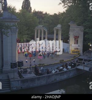 Warszawa 08,1993. Wystêp Zespo³u Pieœni i Tañca Œl¹sk w Teatrze na Wyspie w £azienkach Królewskich. wb PAP/Piotr Gêsicki Dok³adny dzieñ wydarzenia nieustalony. Varsavia agosto 1993. La danza Slask e la canzone Ensamble si esibiscono al Teatro sull'isola nel Parco reale Lazienki. wb PAP/Piotr Gêsicki Data evento sconosciuta. Foto Stock