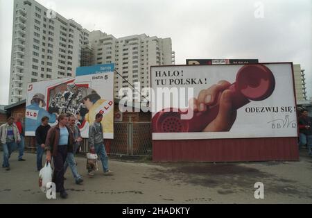 Warszawa 05.09.1993. Kampania wyborcza przed jesiennymi wyborami parlamentarnymi. NZ. Plakaty BBWR (Bezpartyjny Blok Wspierania riforma) i SLD (Sojusz Lewicy Demokratycznej) przy skrzy¿owaniu ulic Pu³awskiej i Wa³brzyskiej w dzielnicy Mokotów. mta PAP/Andrzej Rybczyñski Varsavia 5 settembre 1993. Una campagna elettorale prima delle elezioni parlamentari autunnali. Nella foto: Poster della non-Party Reform Bloc e della Democratic Left Alliance sull'incrocio tra le strade di Pulawska e Walbrzyska nel distretto di Mokotow. mta PAP/Andrzej Rybczynski Foto Stock