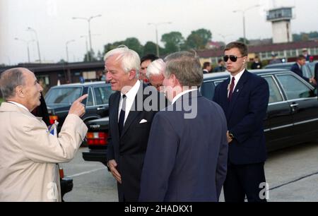 Gdañsk 21.09.1993. Szczyt prezydentów Polski, Niemiec i Francji. Powitanie na lotnisku Rêbiechowo. prezydent Francji Francois Mitterand (L), prezydent Niemiec Richard von Weizsaecker (C) i prezydent RP Lech Wa³êsa. js PAP/Stefan Kraszewski Danzica 21 settembre 1993. Al vertice hanno partecipato i presidenti di Polonia, Germania e Francia. Una cerimonia di benvenuto all'aeroporto di Rebiechowo. Nella foto: Il presidente francese Francois Mitterand (L), il presidente tedesco Richard von Weizsaecker (C) e il presidente polacco Lech Walesa, js PAP/Stefan Kraszewski Foto Stock