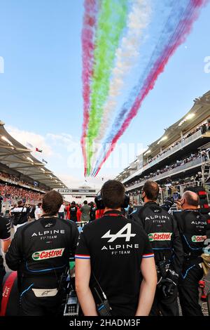 Alpine F1 Team in griglia. Gran Premio di Abu Dhabi, domenica 12th dicembre 2021. Yas Marina Circuit, Abu Dhabi, Emirati Arabi Uniti. Foto Stock