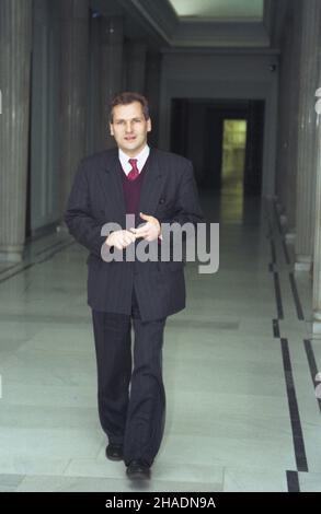 Warszawa 11,1993. Przewodnicz¹cy klubu poselskiego Sojuszu Lewicy Demokratycznej, pose³ Aleksander Kwaœniewski (przewodnicz¹cy Socjaldemokracji Rzeczypospolitej Polskiej) w kuluarach sejmu. wb PAP/Piotr Gêsicki Dok³adny dzieñ wydarzenia nieustalony. Varsavia, novembre 1993. Capo del caucus parlamentare dell'Alleanza democratica sinistra Aleksander Kwasniewski (leader della socialdemocrazia della Repubblica di Polonia) in un corridoio Sejm. wb PAP/Piotr Gesicki giorno evento sconosciuto Foto Stock