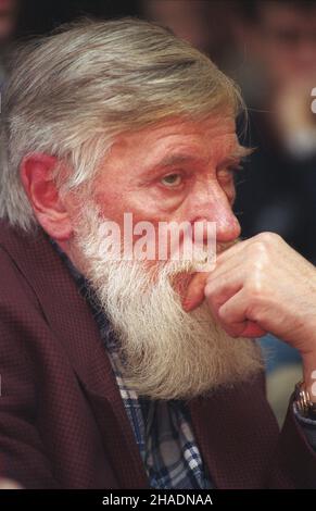 Warszawa 04.11.1993. Sympozjum pt. Literatura i demokracja, zorganizowane przez Instytut Badañ Literackich Polskiej Akademii Nauk (IBL PAN ) odbywa³o siê 4-5 listopada w Pa³acu Staszica. Rosyjski disydent, pisarz Andriej Siniawski. mw PAP/Maciej Belina Brzozowski Varsavia, 4 novembre 1993. Lo scrittore dissidente russo Andrei Sinyavsky in un seminario di letteratura e democrazia a Palazzo Staszic (novembre 4-5). L'incontro è stato ospitato dall'Istituto di Studi letterari dell'Accademia Polacca delle Scienze. mw PAP/Maciej Belina Brzozowski Foto Stock