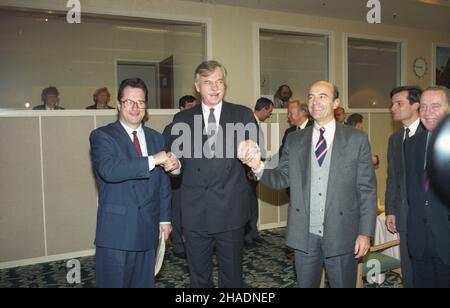 Warszawa 11.11.1993. Hotel Marriott, spotkanie ministrów spraw zagranicznych Francji, Niemiec oraz Polski w ramach rozmów Trójk¹ta Weimarskiego. Ministrowie spraw zagranicznych od lewej: Klaus Kinkel (Niemcy), Andrzej Olechowski (Polska), Alain Juppe (Francja) oraz Dyrektor Departamentu Europy MSZ Stanis³aw Komorowski (2P). mw PAP/Janusz Mazur Varsavia 11 novembre 1993. Il Marriott Hotel, un insieme di ministri degli Esteri di Francia, Germania e Polonia nel quadro dei colloqui di Weimar Trinagle. Nella foto i ministri degli Esteri, da sinistra: Klaus Kinkel (Germania), Andrzej Olechowski (po Foto Stock