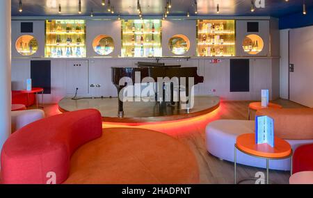 Vista del piano bar Conte Rosso all'interno della nave da crociera Costa Fortuna al terminal portuale di Marsiglia, Francia, 28 aprile 2019. Foto Stock