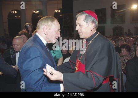 Warszawa 19.12.1993. Spotkanie op³atkowe prymasa Polski kardyna³a Józefa Glempa (P) w siedzibie Muzeum Kolekcji im. Jana Paw³a II (Galeria Porczyñskich). Z lewej kolekcjoner dzie³ sztuki Zbigniew Karol Porczyñski. mta PAP/Adam Urbanek Varsavia 19 dicembre 1993. Un incontro condiviso del Cardinale Primate di Polonia Jozef Glemp (a destra) al Museo della Collezione di Giovanni Paolo II (Galleria Porczynski). Dal collettore d'arte destro Zbigniew Karol Porczynski. mta PAP/Adam Urbanek Foto Stock
