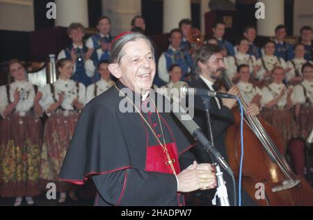 Warszawa 19.12.1993. Spotkanie op³atkowe prymasa Polski kardyna³a Józefa Glempa (C) w siedzibie Muzeum Kolekcji im. Jana Paw³a II (Galeria Porczyñskich), podczas spotkania z koncertem wyst¹pi³ Zespó³ Pieœni i Tañca Œl¹sk. mta PAP/Adam Urbanek Varsavia 19 dicembre 1993. Jozef Glemp (centro) al Museo della Collezione di Giovanni Paolo II (Galleria Porczynski), la rappresentazione del Song Folk e Dance Ensamble di Slask è stata la parte clou dell'evento. mta PAP/Adam Urbanek Foto Stock