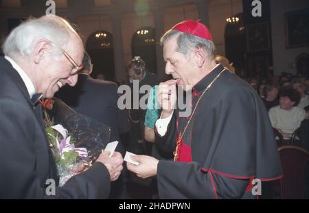 Warszawa 19.12.1993. Spotkanie op³atkowe prymasa Polski kardyna³a Józefa Glempa (P) w siedzibie Muzeum Kolekcji im. Jana Paw³a II (Galeria Porczyñskich). Z lewej Stanis³aw Hadyna, za³o¿yciel i wieloletni kierownik artystyczny Zespo³u Pieœni i Tañca Œl¹sk. Wystêp zespo³u uœwietni³ uroczystoœæ. mta PAP/Adam Urbanek Varsavia 19 dicembre 1993. Un incontro condiviso del Cardinale Primate di Polonia Jozef Glemp (a destra) al Museo della Collezione di Giovanni Paolo II (Galleria Porczynski). Da sinistra Stanislaw Hadyna, fondatore e direttore artistico di lunga data della Slask Folk Song and Dance Ensamble. Th Foto Stock