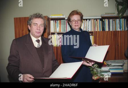 Warszawa 29.12.1993. Nagrotty Wydzia³u i Nauk Spo³ecznych Polskiej Akademii Nauk (PAN). Uroczyste wrêczenie dyplomów laureatom nagród naukowych z zakresu nauk spo³ecznych i humanistycznych, m.in. W³adys³awowi Welfe z Unwersytetu £ódzkiego (L), nagrotty wrêcza³ sekretarz Wydzia³u i PROFEPAN o Janusz Tazbir w obecnoœci prezesa PAN profesora Leszka KuŸnickiego. mta PAP/Adam Urbanek Varsavia 29 dicembre 1993. Premi del Dipartimento di Scienze sociali dell'Accademia Polacca (PAN). Una cerimonia per presentare i premi per i successi nelle scienze sociali e umanistiche, tra gli altri a Wladyslla Foto Stock