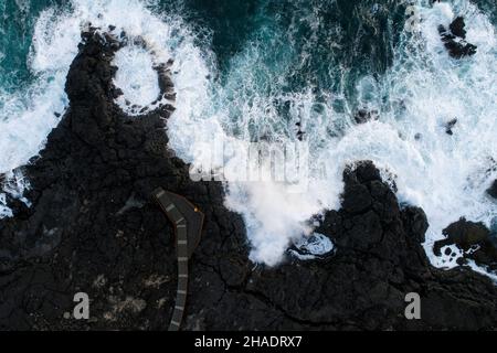 Il cavoldro di Brimketill in islandese è scattato dall'aria guardando dritto verso il basso Foto Stock