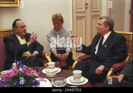 Warszawa 26.01.1994. Prezydent RP Lech Wa³êsa przyj¹³ w Belwederze by³ego minima spraw zagranicznych Niemiec Hansa-Dietricha Genschera. msa PAP/Andrzej Rybczyñski Varsavia 26 gennaio 1994. Il Presidente Lech Walesa ha ricevuto nel Palazzo Belvedere l'ex Ministro degli Esteri tedesco Hans-Dietrich Genscher msa PAP/Andrzej Rybczynski Foto Stock