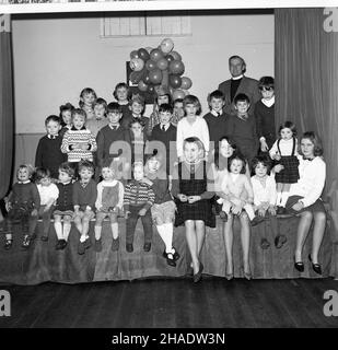 1965, storico, gruppo di bambini, diverse età, seduti sul palco al municipio di Longwick, Buckinghamshire, Regno Unito dopo la festa di Natale. Foto Stock