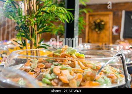 Pani di zenzero, caramelle e noci esposti su un mercato di Natale Foto Stock