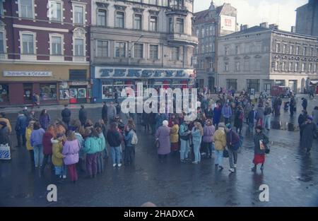 Katowice 16.03.1994. 5-godzinny strajk komunikacji miejskiej zorganizowany przez Niezale¿ny Samorz¹dny Zwi¹zek Zawodowy Solidarnoœæ. NZ. pasa¿erowie przed dwarcem autobusowym. ka PAP/Stanis³aw Jakubowski Katowice, Polonia, 16 marzo 1994. I passeggeri affollano alla stazione degli autobus a causa di uno sciopero dei trasporti pubblici di 5 ore organizzato dalla Solidaity Trade Union di Katowice. PAP/STANISLAW JAKUBOWSKI Foto Stock