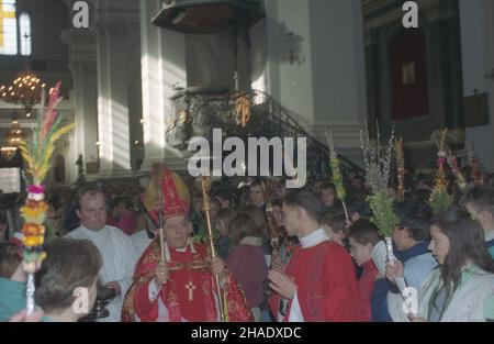 Warszawa 27.03.1994. Niedziela Palmowa, spotkanie prymasa polski kardyna³a Józefa Glempa (C) z m³odzie¿¹ w koœciele Wszystkich Œwiêtych przy pl. Grzybowskim. NZ. œwiêcenie palma wielkanocnych. mw PAP/Teodor Walczak Varsavia 27 marzo 1994. La Domenica delle Palme; Primate di Polonia il Cardinale Jozef Gemp (centro) incontra i giovani nella Chiesa di tutti i Santi in Piazza Grzybowski. Nella foto: Consecrezione delle palme di Pasqua. mw PAP/Teodor Walczak Foto Stock