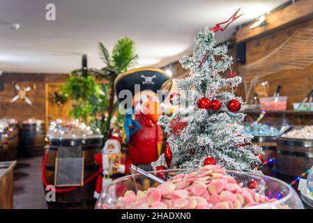 Pani di zenzero, caramelle e noci esposti su un mercato di Natale Foto Stock