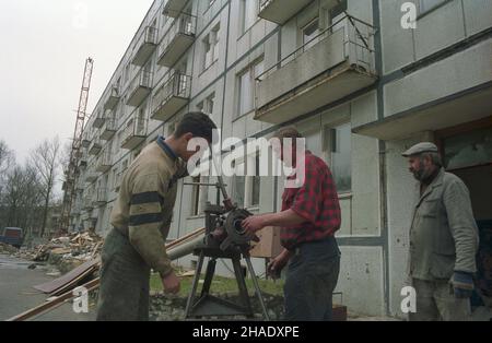 Borne Sulinowo 13.04.1994. Tereny dawnej bazy wojsk radzieckich, które stacjonowa³u tu od 1945 do paŸdziernika 1992. W kwietniu 1993 miasto zosta³o przekazane polskim w³adzom cywilnym i ponownie zasiedlone. Remontowane s¹ bloki mieszkalne, szko³y, sklepy. mw PAP/Jerzy Undro Borne Sulinowo 13 aprile 1994. Ex base di truppe sovietiche che sono state stazionate a Borne Sulinowo dal 1945 all'ottobre 1992. Nel maggio 1993 la città fu consegnata alle autorità civili polacche e reinsediata. Blocchi di appartamenti, scuole, negozi sono stati rinnovati. mw PAP/Jerzy Undro Foto Stock