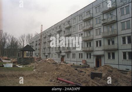 Borne Sulinowo 13.04.1994. Tereny dawnej bazy wojsk radzieckich, które stacjonowa³u tu od 1945 do paŸdziernika 1992. W kwietniu 1993 miasto zosta³o przekazane polskim w³adzom cywilnym i ponownie zasiedlone. Remontowane s¹ bloki mieszkalne, szko³y, sklepy. mw PAP/Jerzy Undro Borne Sulinowo 13 aprile 1994. Ex base di truppe sovietiche che sono state stazionate a Borne Sulinowo dal 1945 all'ottobre 1992. Nel maggio 1993 la città fu consegnata alle autorità civili polacche e reinsediata. Blocchi di appartamenti, scuole, negozi sono stati rinnovati. mw PAP/Jerzy Undro Foto Stock