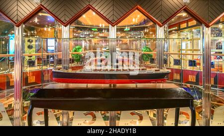 Vista della lounge Leonardo da Vinci all'interno della nave da crociera Costa Fortuna presso il terminal portuale di Marsiglia, Francia, 28 aprile 2019. Foto Stock