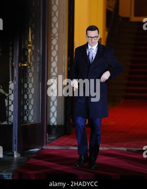 Warschau, Polonia. 12th Dic 2021. Mateusz Jakub Morawiecki, primo Ministro della Polonia, attende il Cancelliere Scholz (SPD) durante la sua visita inaugurale in Polonia. Credit: Kay Nietfeld/dpa/Alamy Live News Foto Stock