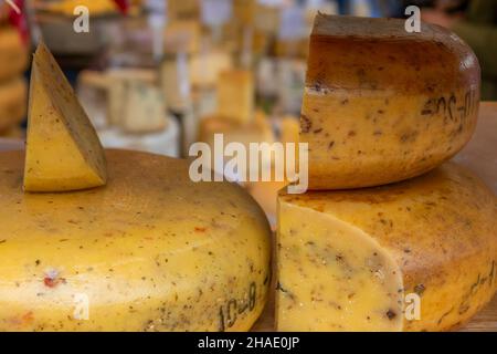 Paesi Bassi. Mercato agricolo ad Amsterdam. Molte varietà diverse e grandi teste di formaggio olandese Foto Stock