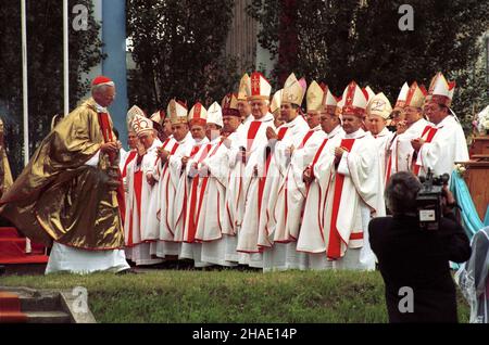 Szczecin, 18.06.1995. Kardyna³ Franciszek Macharski (L) w Szczecinie na ods³oniêciu pomnika Papie¿a Jana Paw³a II. (sig.) PAP/Jerzy Undro Szczecin, 18.06.1995. Il Cardinale Franciszek Macharski (L) partecipa alla cerimonia di inaugurazione del monumento di Papa Giovanni Paolo II (sig.) PAP/Jerzy Undro Foto Stock