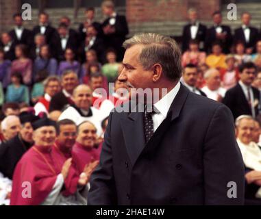 Szczecin, 18.06.1995. Prezydent Lech Wa³êsa w Szczecinie na ods³oniêciu pomnika Papie¿a Jana Paw³a II. (sig.) PAP/Jerzy Undro Szczecin, 18.06.1995. Il presidente polacco Lech Walesa partecipa alla cerimonia di inaugurazione del monumento di Papa Giovanni Paolo II (sig.) PAP/Jerzy Undro Foto Stock