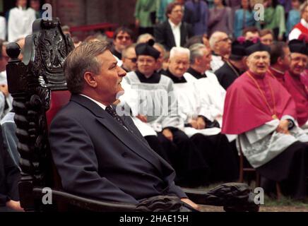 Szczecin, 18.06.1995. Prezydent Lech Wa³êsa w Szczecinie na ods³oniêciu pomnika Papie¿a Jana Paw³a II. (sig.) PAP/Jerzy Undro Szczecin, 18.06.1995. Il presidente polacco Lech Walesa partecipa alla cerimonia di inaugurazione del monumento di Papa Giovanni Paolo II (sig.) PAP/Jerzy Undro Foto Stock