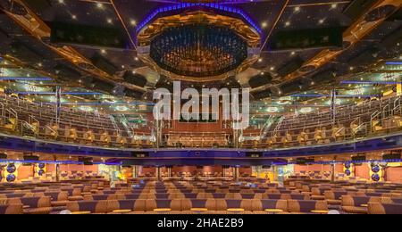 Vista del Teatro Rex all'interno della nave da crociera Costa Fortuna al terminal del porto di Marsiglia, Francia, il 28 aprile 2019. Foto Stock