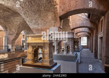 Roma, Italia, Museo dei fori Imperiali, interno del Museo dei fori Imperiali, modelli dell'Arco di Tito, dell'Arco di Settimio Severo e dell'Arco di Costanti Foto Stock