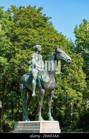 Amazzonia a cavallo (Amazone zu Pferde) statua equestre di bronzo del 1895 dello scultore prussiano Louis Tuaillon nel parco Tiergarten di Berlino, in Germania. Foto Stock