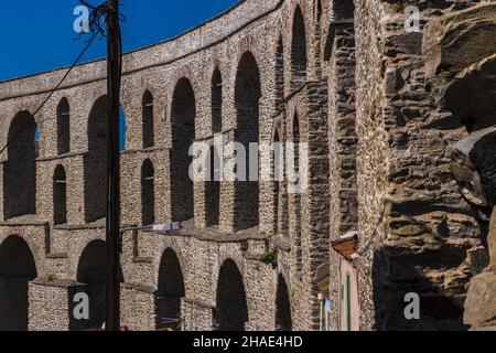 L'acquedotto medievale Kamares nella città di Kavala, in Grecia Foto Stock