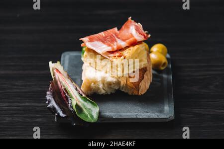 Deliziose tapas spagnole su un tavolo di legno Foto Stock