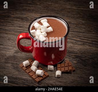Cioccolata calda con marshmallow e cioccolato in una tazza di ceramica rossa Foto Stock