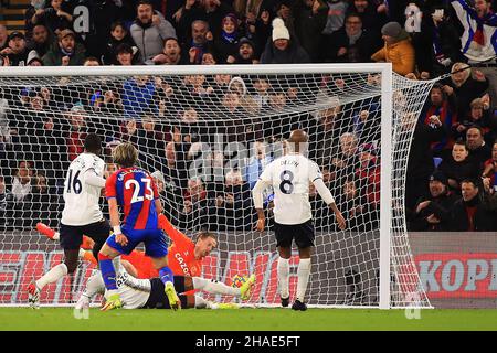 Londra, Regno Unito. 12th Dic 2021. Conor Gallagher di Crystal Palace (23) segna il suo primo obiettivo team. Premier League Match, Crystal Palace contro Everton allo stadio Selhurst Park di Londra domenica 12th dicembre 2021. Questa immagine può essere utilizzata solo a scopo editoriale. Solo per uso editoriale, licenza richiesta per uso commerciale. Nessun uso in scommesse, giochi o un singolo club/campionato/player pubblicazioni. pic di Steffan Bowen/Andrew Orchard sport fotografia/Alamy Live news credito: Andrew Orchard sport fotografia/Alamy Live News Foto Stock