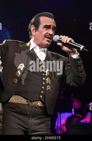 **FILE PHOTO** Vicente Fernandez è passato via. MIAMI, FL - 3 NOVEMBRE: Vicente Fernandez in concerto con il figlio Alejandro Fernandez alla Miami Arena di Miami, Florida, il 3 novembre 2002. Credito: mpi04/MediaPunch Foto Stock