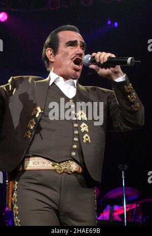 **FILE PHOTO** Vicente Fernandez è passato via. MIAMI, FL - 3 NOVEMBRE: Vicente Fernandez in concerto con il figlio Alejandro Fernandez alla Miami Arena di Miami, Florida, il 3 novembre 2002. Credito: mpi04/MediaPunch Foto Stock