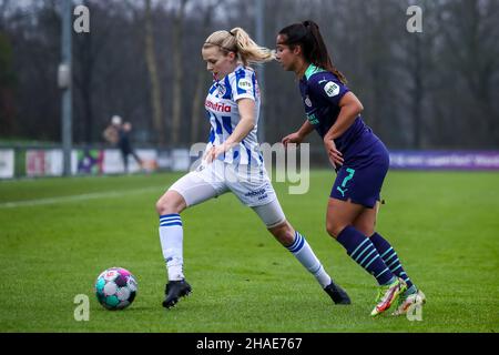 HEERENVEEN, PAESI BASSI - DICEMBRE 12: Merel Bormans di SC Heerenveen, Naomi Pattiwael di PSV durante la partita pure Energie Eredivie Vrouwen tra SC Heerenveen e PSV allo Sportpark Skoatterwâld il 12 Dicembre 2021 a Heerenveen, Paesi Bassi (Foto di Pieter van der Woude/Orange Pictures) Foto Stock