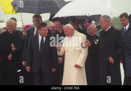 Wroc³aw 31.05.1997. Vi pielgrzymka Ojca Œwiêtego do Polski. Oficjalne powitanie Ojca Œwiêtego (4P) na lotnisku Wroc³aw-Strachowice im. Miko³aja Kopernika przez prezydenta RP Aleksandra Kwaœniewskiego (3L). m.in.: metropolita krakowski kardyna³ Franciszek Macharski (L), biskup pomocniczy wroc³awski Józef Pazdur (3P), arcybiskup metropolita gnieŸnieñski Henryk Muszyñski (5P), osobisty kamerdyner Jana Paw³a II Angelo Gugel (2P). mw PAP/Grzegorz Rogiñski Wroclaw, 31 maggio 1997. Sesto pellegrinaggio di Papa Giovanni Paolo II in Polonia. Nella foto: Il presidente Aleksander Kwasniewski (3L) dà il benvenuto a John Foto Stock