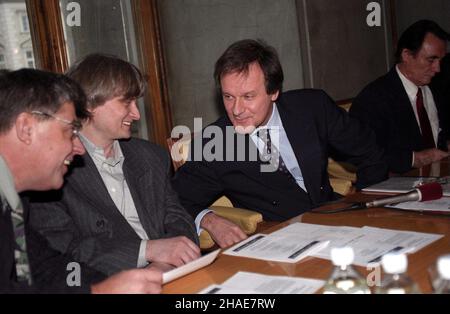 Warszawa, 1997-12-04. Konferencja prasowa przed premier¹ Simon Boccanegra Giuseppe Verdiego w Teatrze wielkim. dyr. Generalny Teatru Wielkiego Janusz Pietkiewicz (3L). pp PAP/CAF/Adam Urbanek Foto Stock