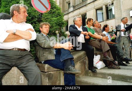 Warszawa, 30.06.1998. Protesta grupy Rolników ze zwi¹zku zawodowego Rolników Indywidualnych 'olidarnoœæ' przed gmachem Ministerstwa Finansów w Warszawie. (kru) PAP/Turczyk Varsavia, 30.06.1998. Gruppo di agricoltori della solidarietà rurale (Unione indipendente indipendente indipendente di agricoltori 'solidarietà') proteste di fronte al Ministero delle Finanze di Varsavia. (kru) PAP/Jacek Turczyk Foto Stock